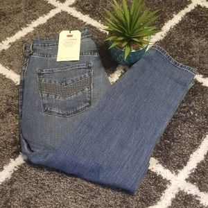 NWT, Levi's Capri size 8!